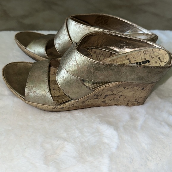 Unlisted Web of Love gold wedge sandals - Picture 4 of 7